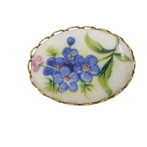 VINTAGE GOLDTONE & PORCELAIN "FORGET ME NOT" FLOWERS PORTRAIT PIN - Picture 1 of 2